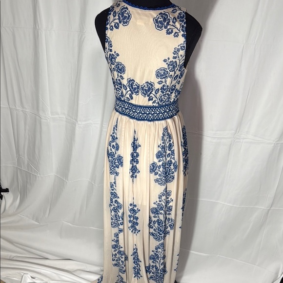 A Calin by Flying Tomato Elegant Cream and Blue Floral Maxi Dress. Size Small - Picture 5 of 9